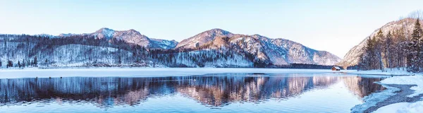 Panorama de um lago alpino — Fotografia de Stock