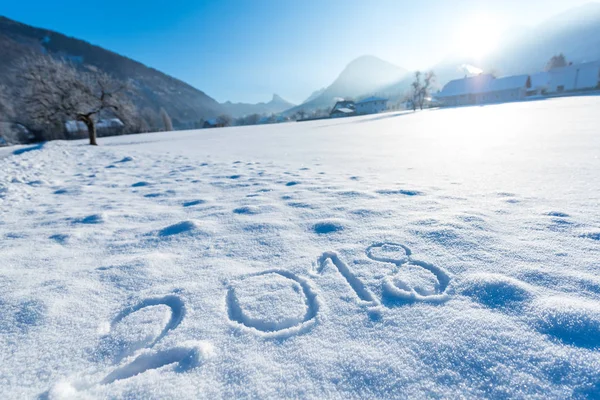 Números de 2018 escritos na neve — Fotografia de Stock