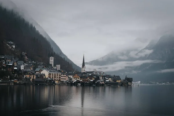 Foggy Hallstatt em Áustria — Fotografia de Stock