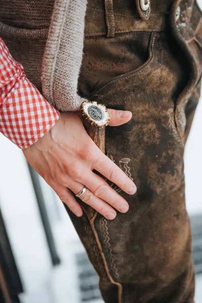 Primo Piano Uomo Pantaloni Pelle Con Mano Coltello Legno — Foto Stock