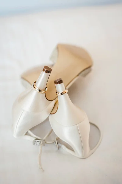 Buty Ślubne Białe Złote Pierścienie Nim — Zdjęcie stockowe