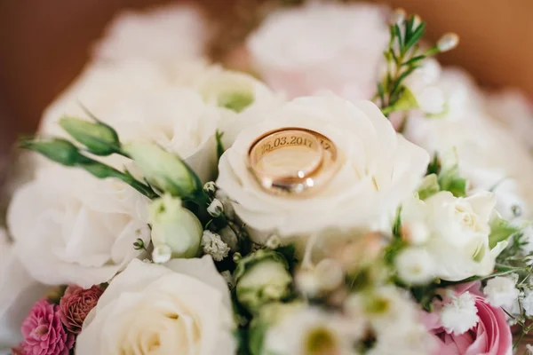 Anéis Casamento Dourados Buquê Noivas — Fotografia de Stock