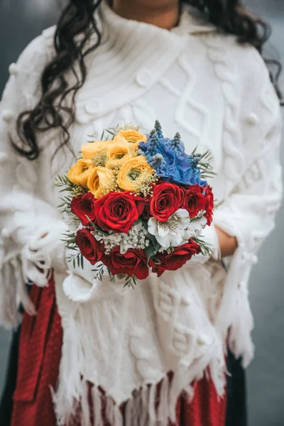 Menyasszonyi Csokor Vörös Sárga Rózsák Bridals Kezében Jogdíjmentes Stock Fotók