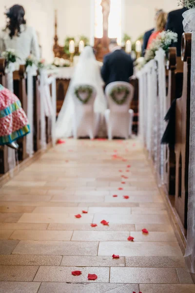 Czerwony Kwiat Płatki Podłogi Kościoła Podczas Ceremonii Ślubnej — Zdjęcie stockowe