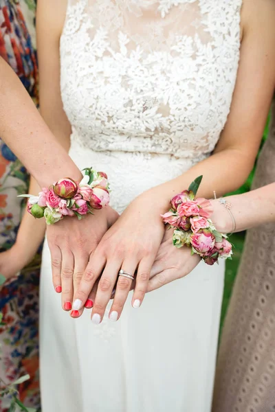 Νύφη Και Της Παράνυμφοι Δείχνοντας Χέρια Της Διακοσμημένα Ροζ Λουλούδια — Φωτογραφία Αρχείου