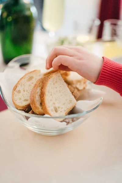 Παιδί Πάρτε Ένα Κομμάτι Ψωμί Από Τραπέζι Εικόνα Αρχείου