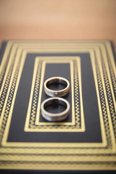 Dois Anéis Casamento Capa Bíblia Sagrada — Fotografia de Stock