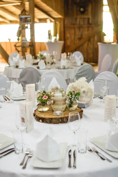 白い結婚式のテーブルの花 ストック画像