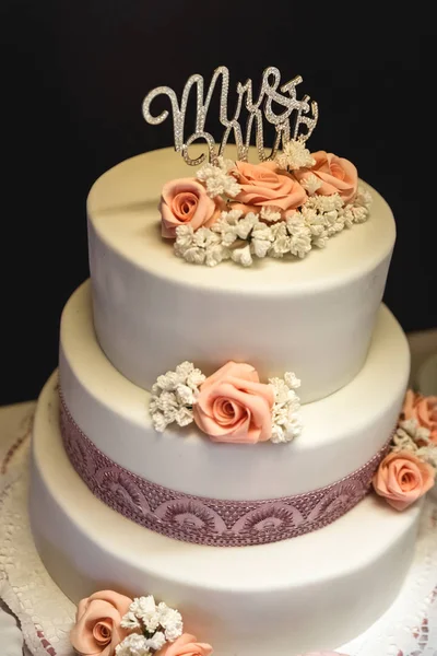 ピンクの砂糖のバラと白のウエディング ケーキ — ストック写真