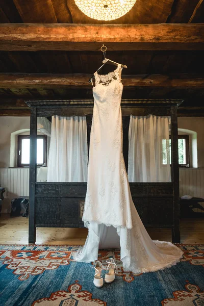 Robe Mariée Suspendue Dans Une Chambre Hôtel Rustique Proximité Lit — Photo