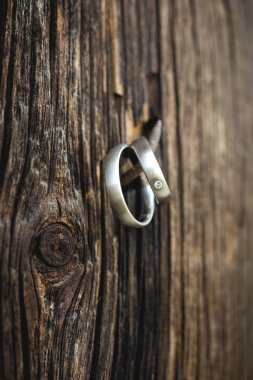 Alyans bir ahşap tahta üzerinde sabit bir eski tırnak üzerinde