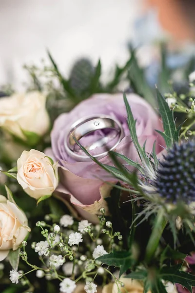 Anéis Casamento Prata Buquê Flores Com Rosa — Fotografia de Stock