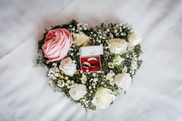 Anelli da sposa in un bouquet floreale — Foto Stock