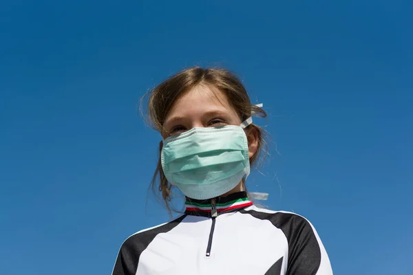 Menina Máscara Medicina Com Céu Azul Claro — Fotografia de Stock