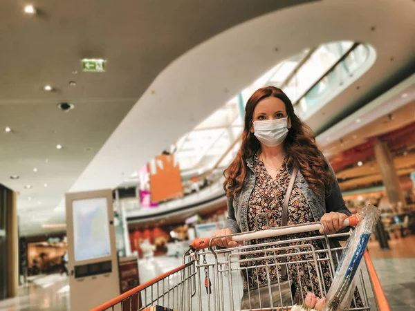 Woman Shopping Mall Wearing Medical Face Mask Protection Covid Virus — Stock Photo, Image