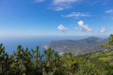 Cinque Terre sahilinden Toskana Denizi manzarası