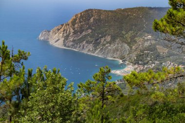 Cinque Terre sahilinden Toskana Denizi manzarası