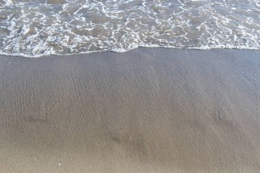 Sandy beach küçük dalgalar ile