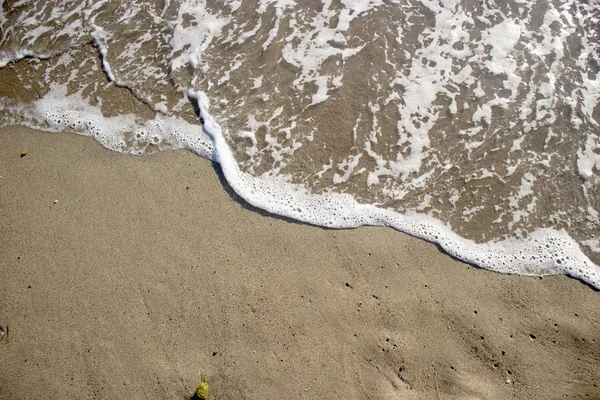 Homokos strand, a kis hullámok — Stock Fotó