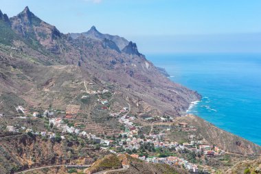 Tenerife kayalıklarla Adası