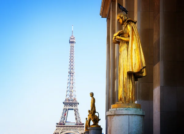 Eiffel tour and statues of Trocadero — Stock Photo, Image
