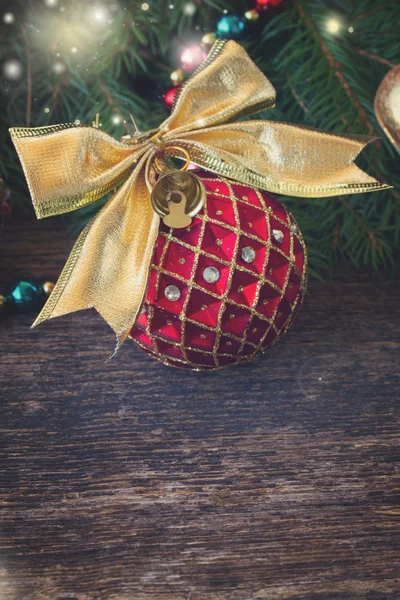 Boule de Noël rouge avec arc doré — Photo