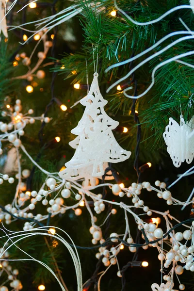 Tannenbaum mit Dekoration — Stockfoto