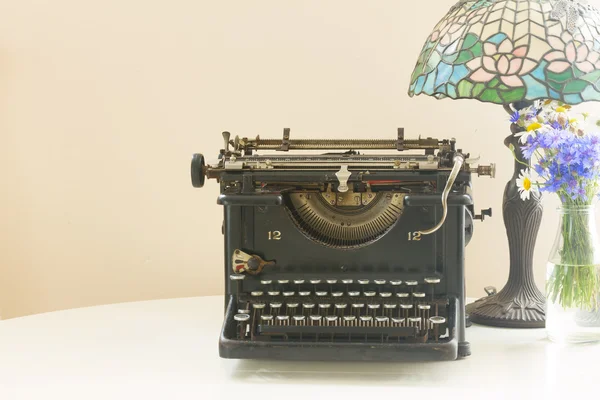 Máquina de escribir en la mesa — Foto de Stock