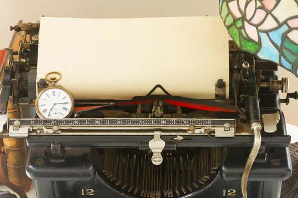 Пишущая машинка на столе — стоковое фото