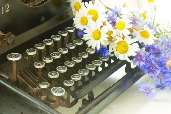 Skrivmaskin på bord — Stockfoto