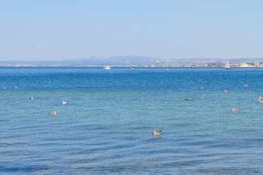 deap mavi okyanus suları ile deniz manzarası