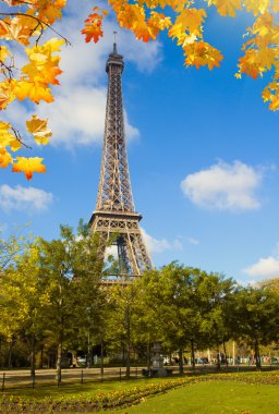 Eyfel Kulesi ve Paris şehir manzarası