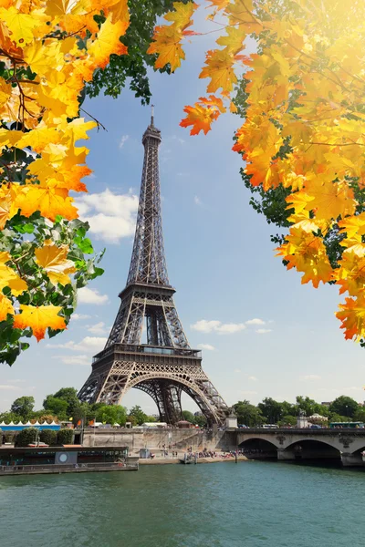 Wieża Eiffla i paryskie miasto — Zdjęcie stockowe