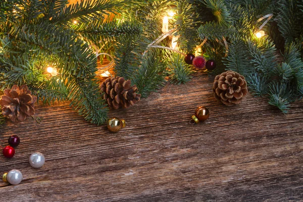 Weihnachtsbäume mit Tanne und Lichtern — Stockfoto