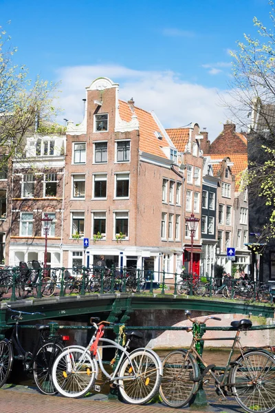 Vecchia bicicletta vicino al canale di Amsterdam — Foto Stock