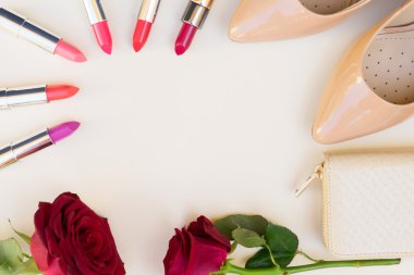 Çıplak renkli topuklu natürmort