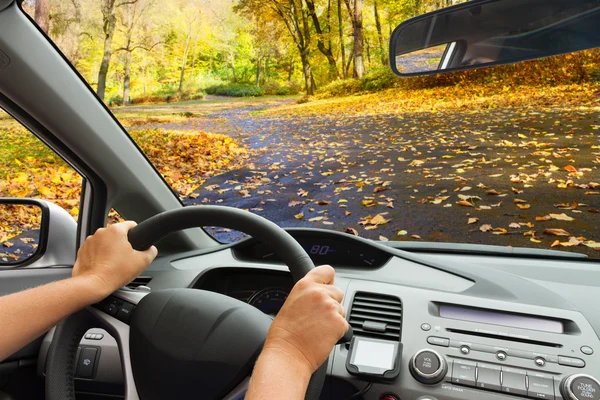 Parabrisas de coche con carretera —  Fotos de Stock