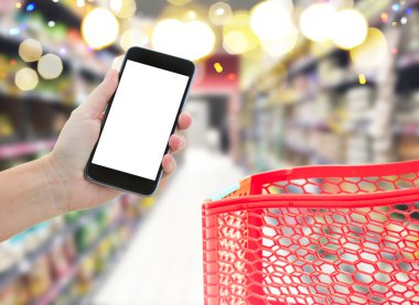 modern bir akıllı telefon süpermarkette tutan el