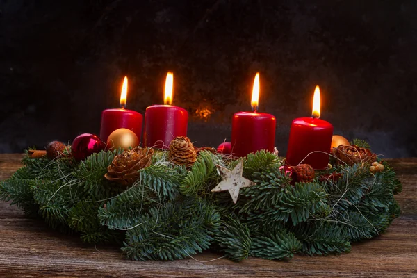 Guirlanda do Advento com velas acesas — Fotografia de Stock