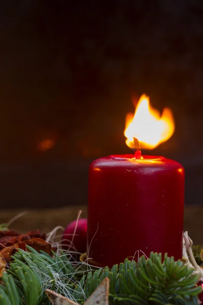 Guirlanda do Advento com velas acesas — Fotografia de Stock