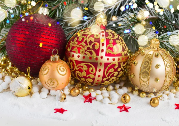 Arco de navidad de oro y árbol evegreen — Foto de Stock