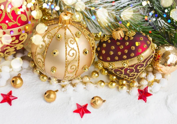 Золотий різдвяний лук і євгенове дерево — стокове фото