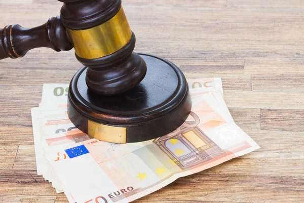 法律小槌とユーロのお金 — ストック写真