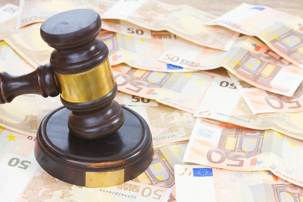 Zákon kladívkem a Euro peníze — Stock fotografie