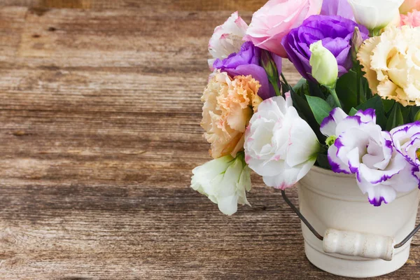 Rosa, weiße und violette Blüten — Stockfoto