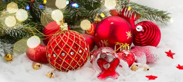 Albero sempreverde e rosso decorazioni natalizie — Foto Stock