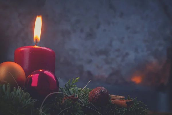 Guirlanda do Advento com velas acesas — Fotografia de Stock