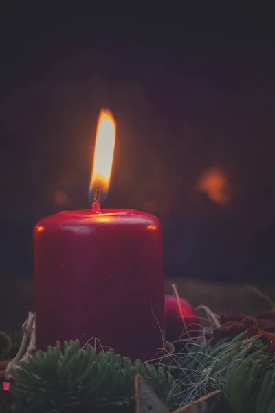 Ghirlanda d'Avvento con candele accese — Foto Stock