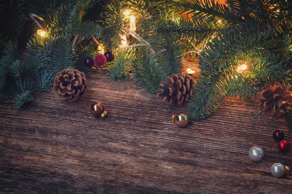 Çam ağacı ve ışıkları Noel sınırına — Stok fotoğraf