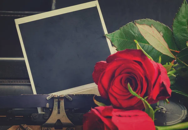在打字机上的红玫瑰 — 图库照片
